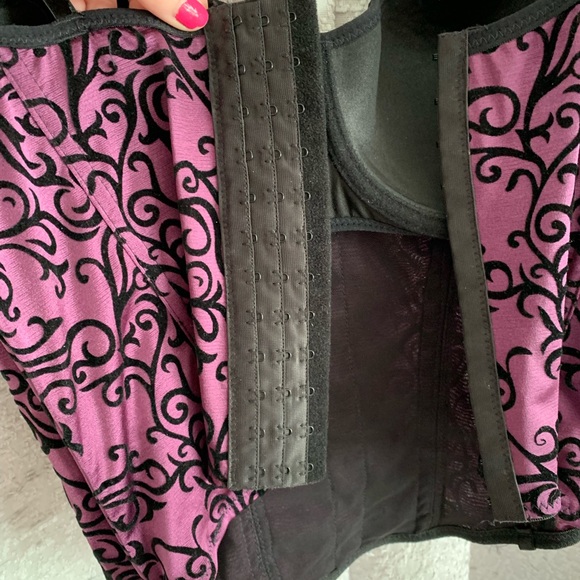 💜🖤GORGEOUS purple and black corset top! - Picture 4 of 4
